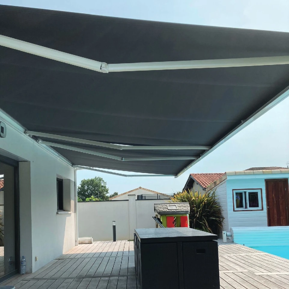 Monsieur Store Venelles vous aide à choisir entre store banne manuel ou motorisé selon votre budget, confort souhaité et type d'utilisation. Conseils personnalisés et devis sur demande